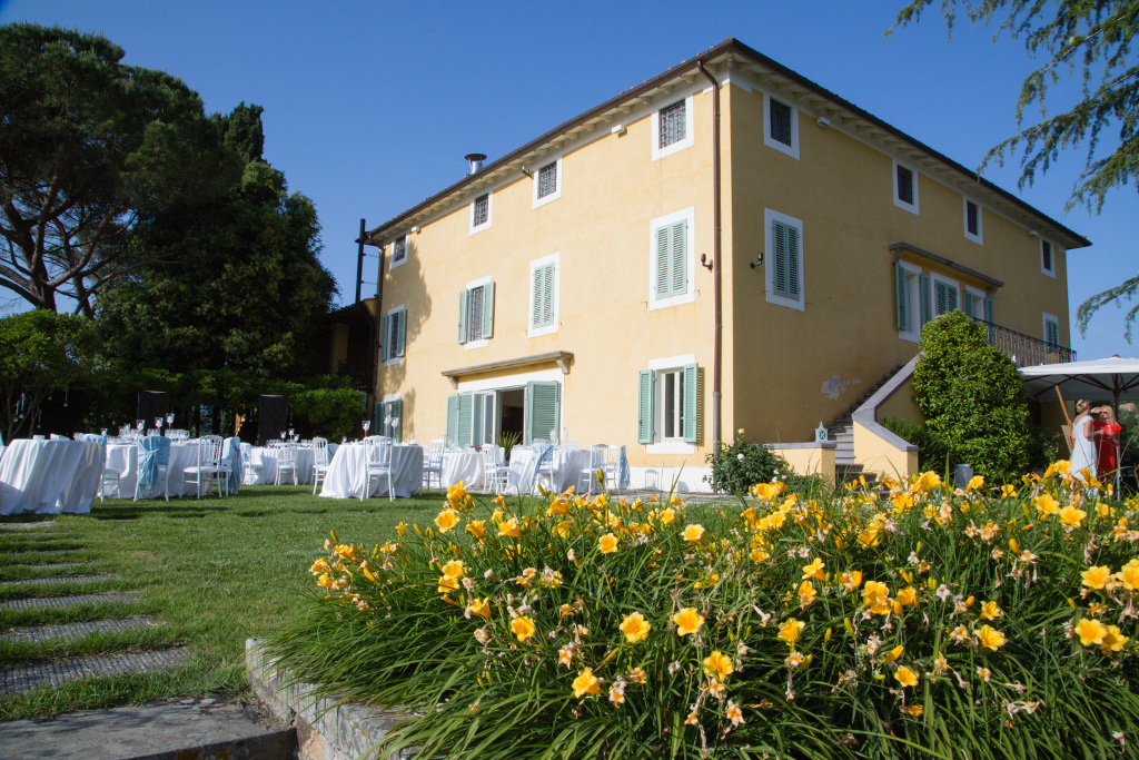 Bright backdrop for summer weddings in Lucca