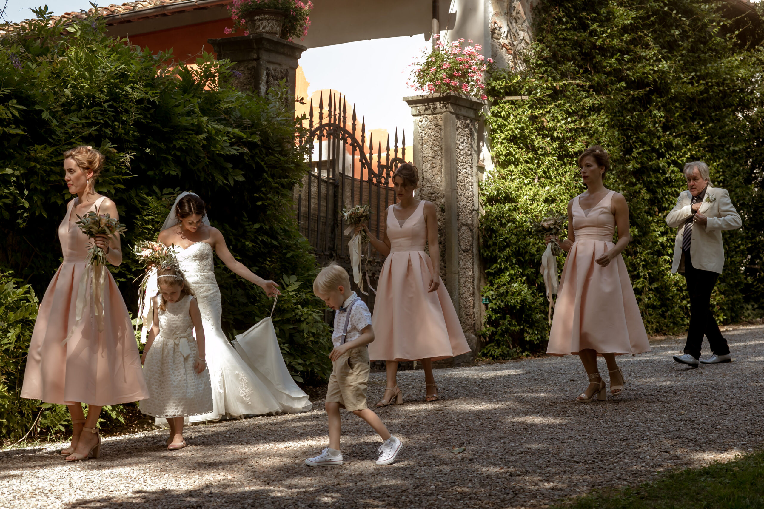 Bride and her maids arrive to ceremony