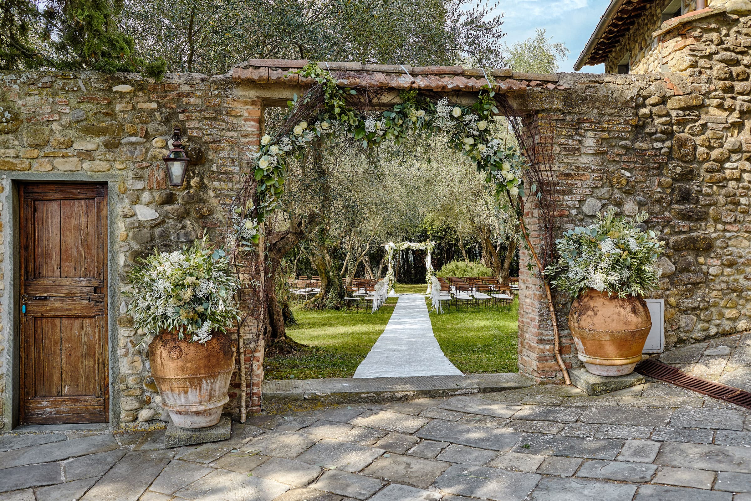 Secret garden wedding ceremony in Tuscany copia
